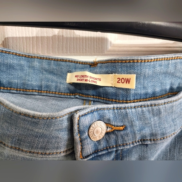Levis mid rise Shorts (size 20) - Picture 2 of 6